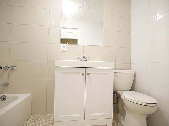 5th image of 526 Willoughby Ave #1