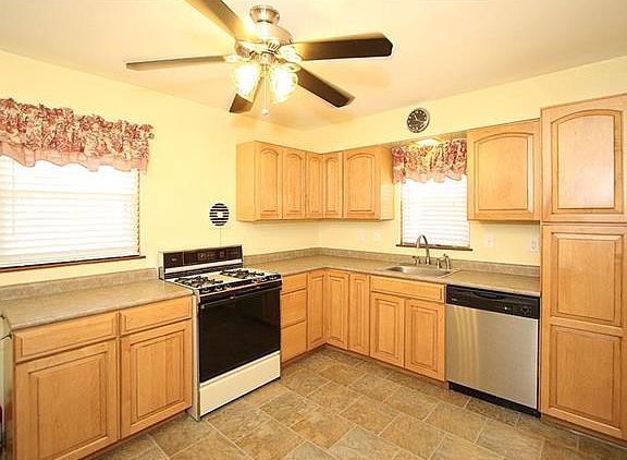 3rd image of 2333 Waterman Ave