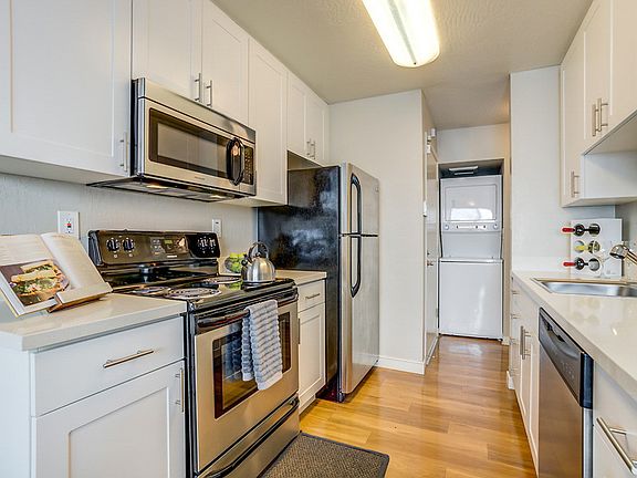4th image of 3400 Country Dr #4156106