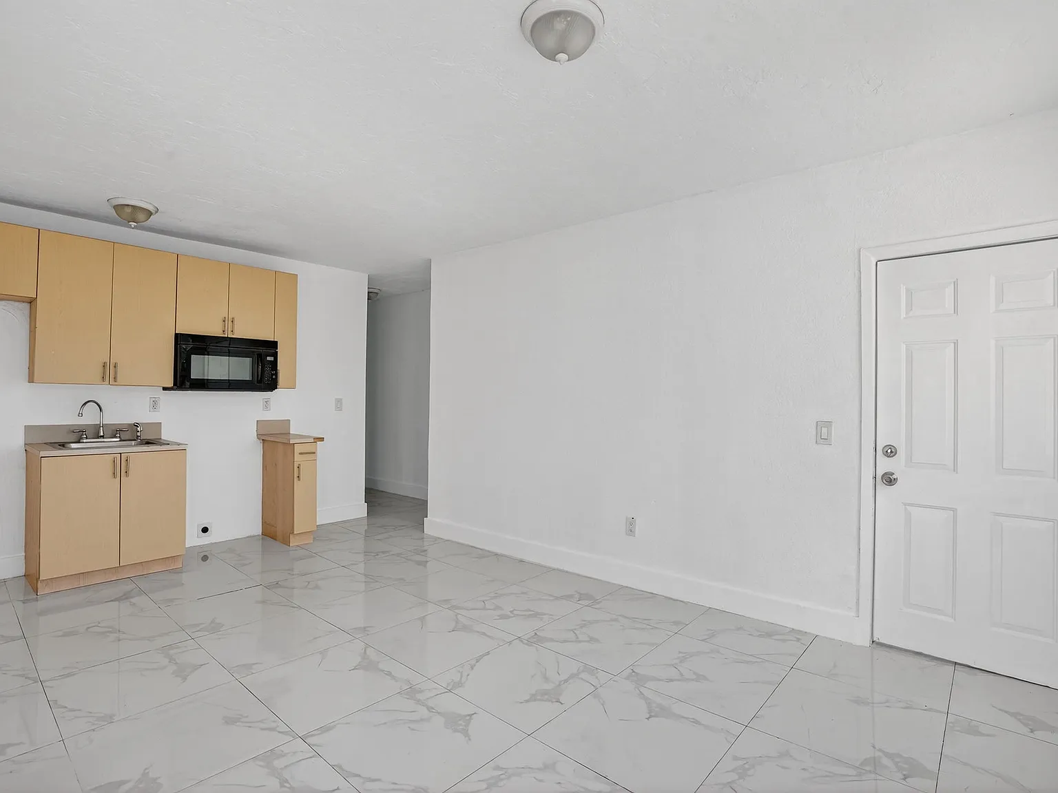 2 bed, 700 sqft, $1,900 — Photo 2
