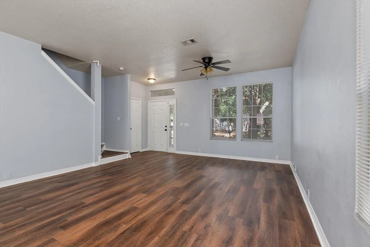 3 bed, 2.5 bath, 1460 sqft, $1,650 — Photo 4