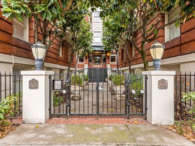 2083 NW Johnson St APT 52, Portland, OR, 97209