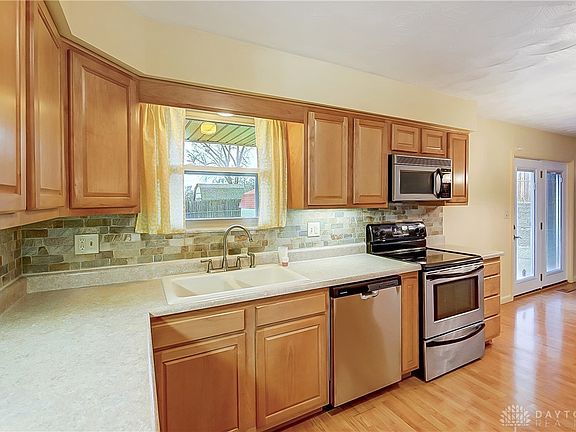 3rd image of 1252 S Elm St