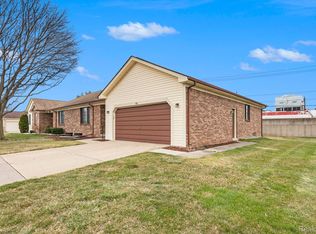 34383 W Gardenia Dr, Fraser, MI 48026