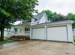 334 3rd St N, Winthrop, IA 50682