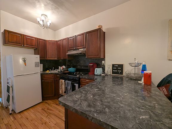 4th image of 242 Melrose St APT 2L