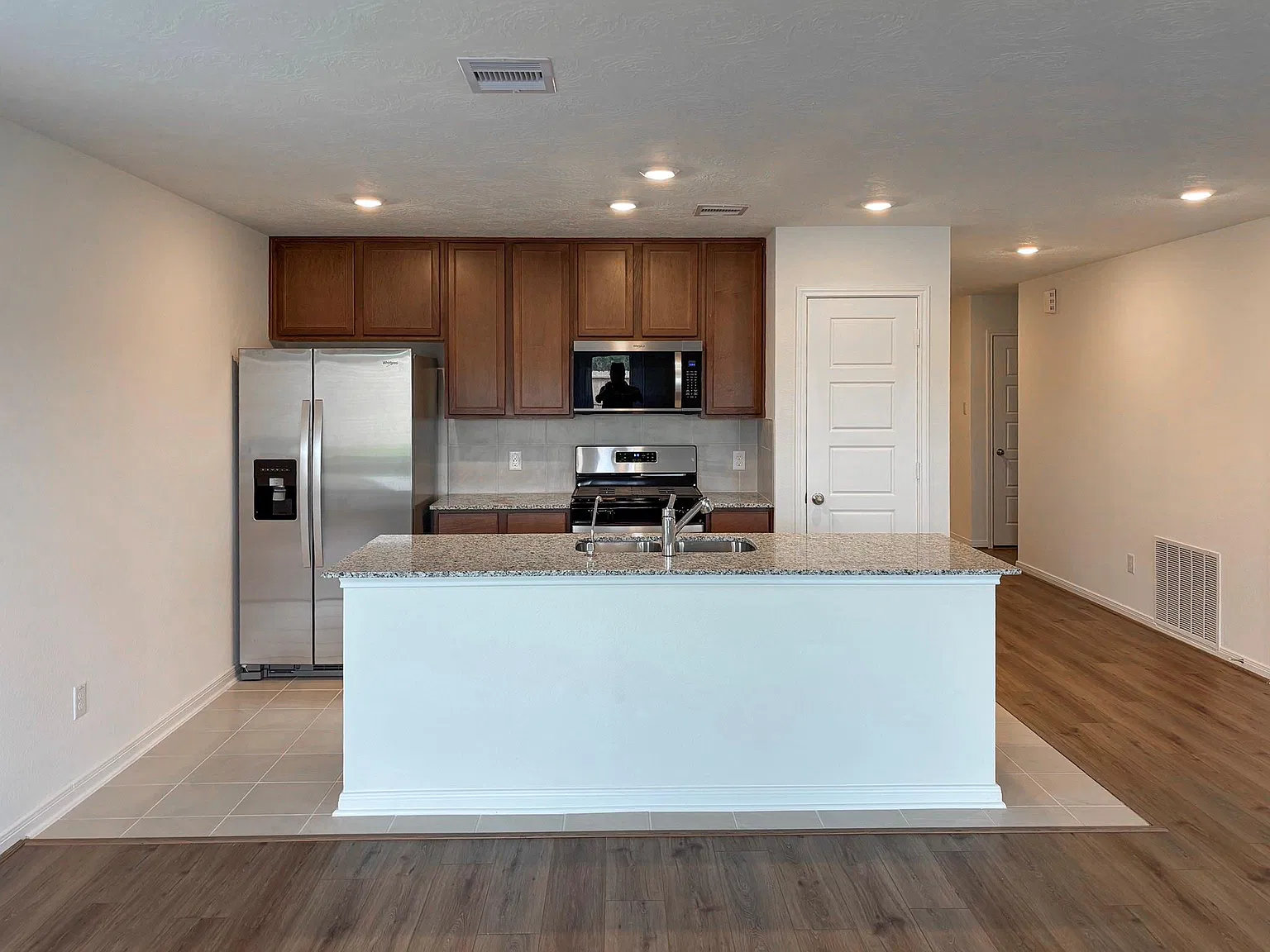 3 bed, 2.0 bath, 1675 sqft, $2,400 — Photo 4