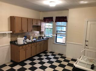 472 Putnam Ave #2B, Cambridge, MA 02139