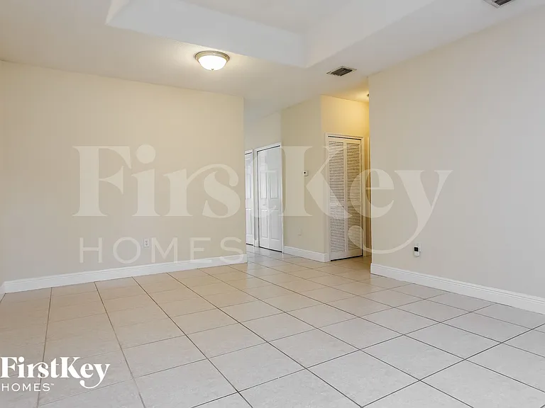 213 SW 15th Pl — Photo 3