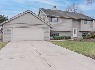 2921 Valley Forge Rd, Lisle, IL 60532