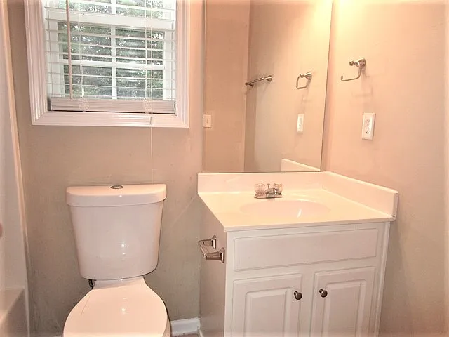 2420 Queensboro Ln — Photo 9