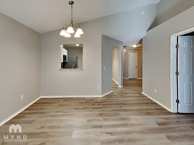 580 Staffordshire Dr — Photo 3