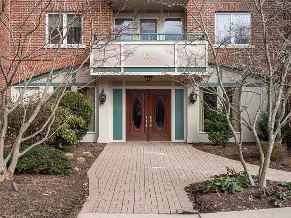 630 Hammond St APT 102, Brookline, MA 02467