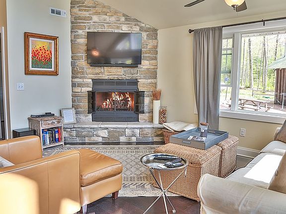 3rd image of 1190 Pinehurst Ct