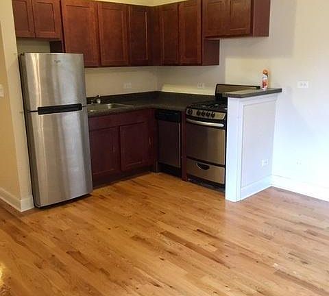 3rd image of 815 W Cornelia Ave #114