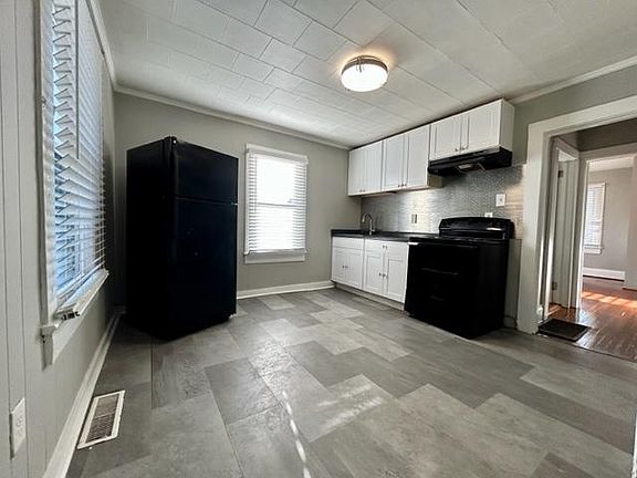 3rd image of 319 Wood St