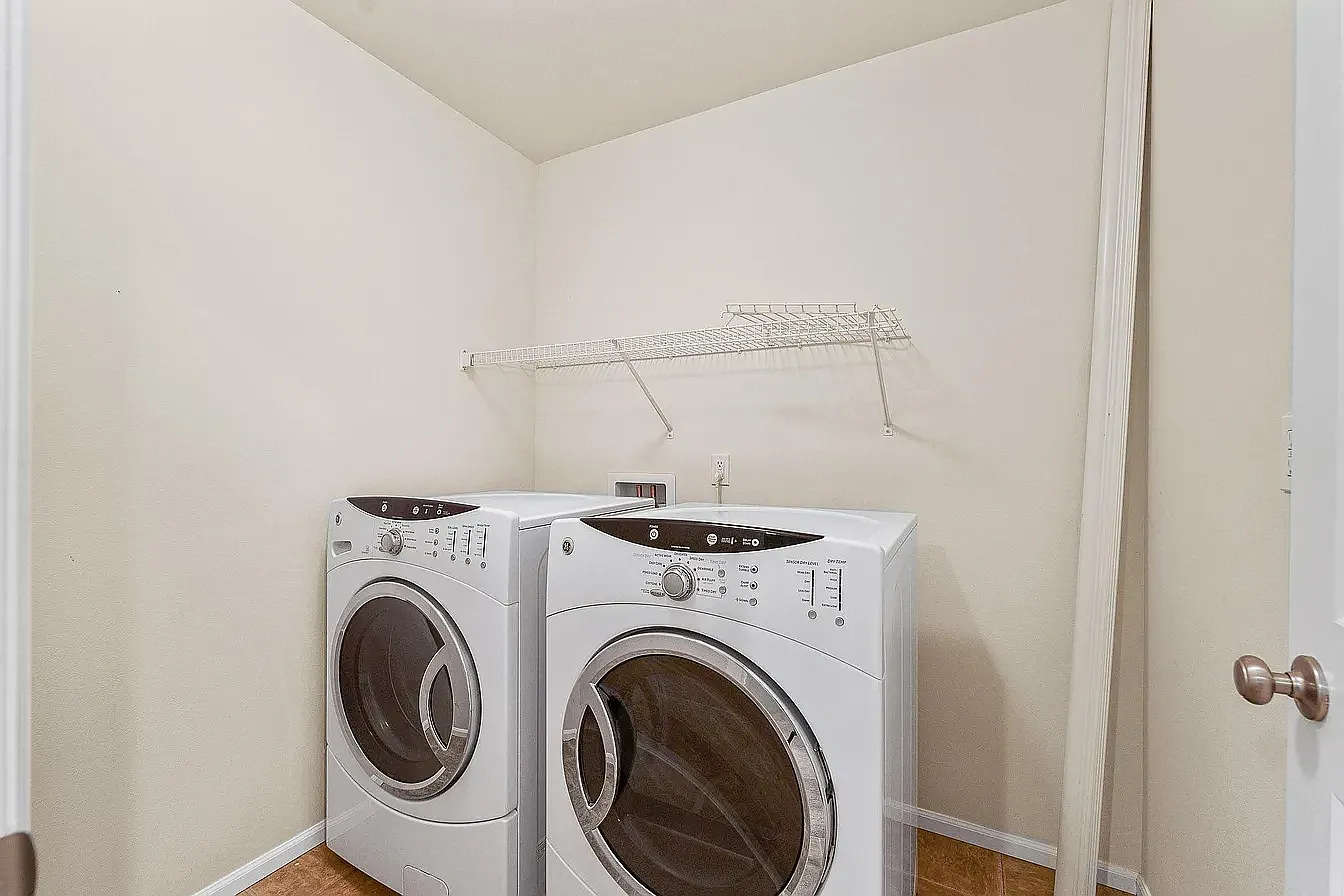 5 bed, 2490 sqft, $3,900 — Photo 3