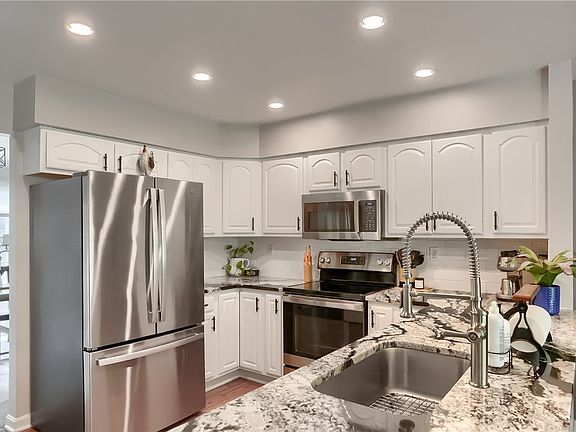 5th image of 105 Crimson Dr