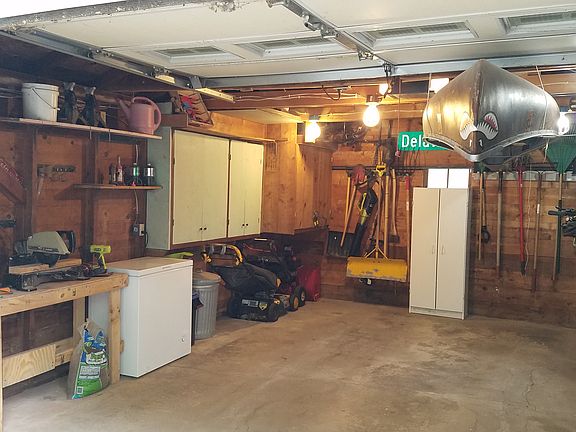 1-Stall Garage, cabinets