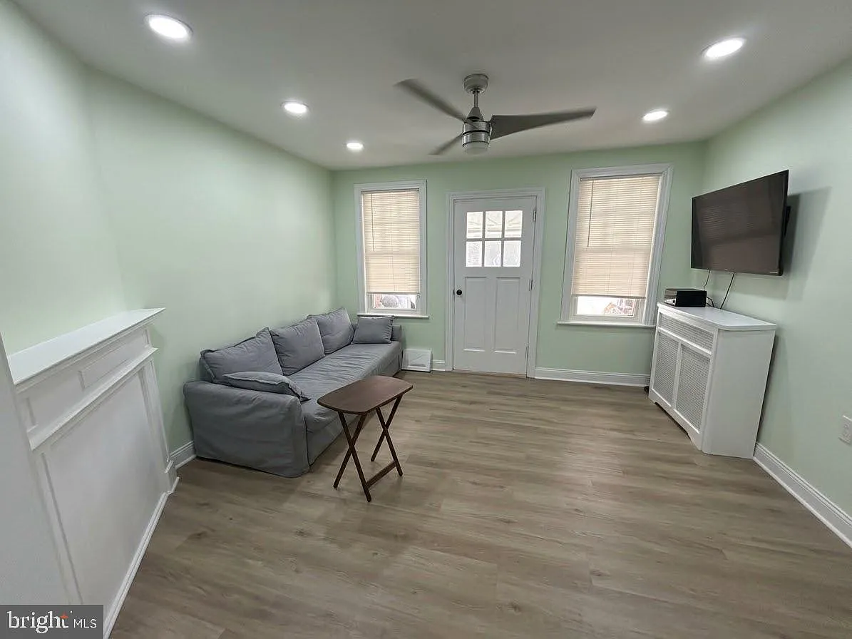 3 bed, 1.5 bath, 1090 sqft, $1,850 — Photo 2