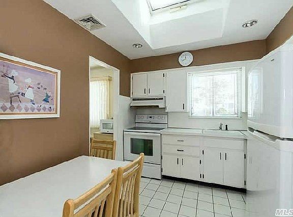 5th image of 925 Shari Ln
