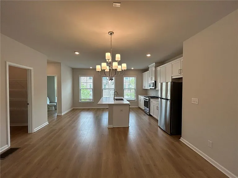 3715 Davis Cir — Photo 5