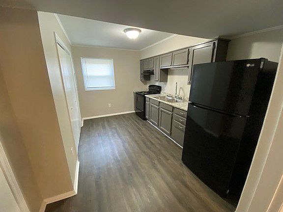3rd image of 131 Brush Hill Ct