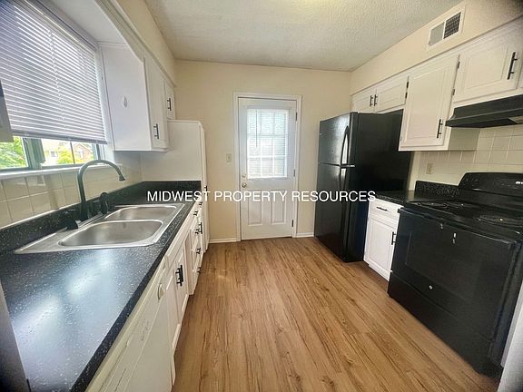 2nd image of 24A NW Lakeview Blvd