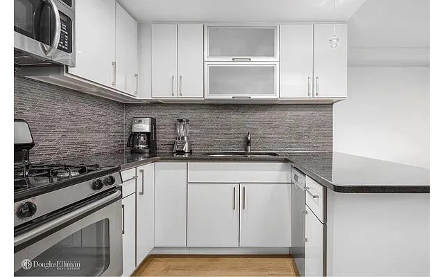 Rented by Douglas Elliman | media 16