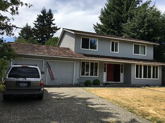 Front of house w/ driveway