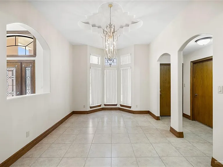 801 New Orleans Cir — Photo 3