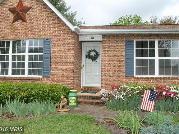 3rd image of 2208 Maplewood Dr