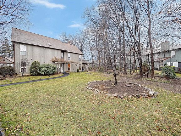 3rd image of 10 Elmwood Cir #10