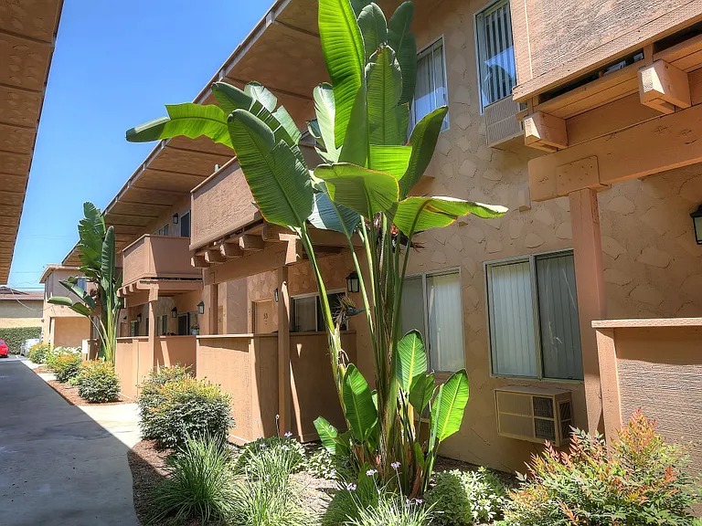 16251 Woodruff Ave — Photo 14
