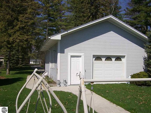 5th image of 2462 N East Dr