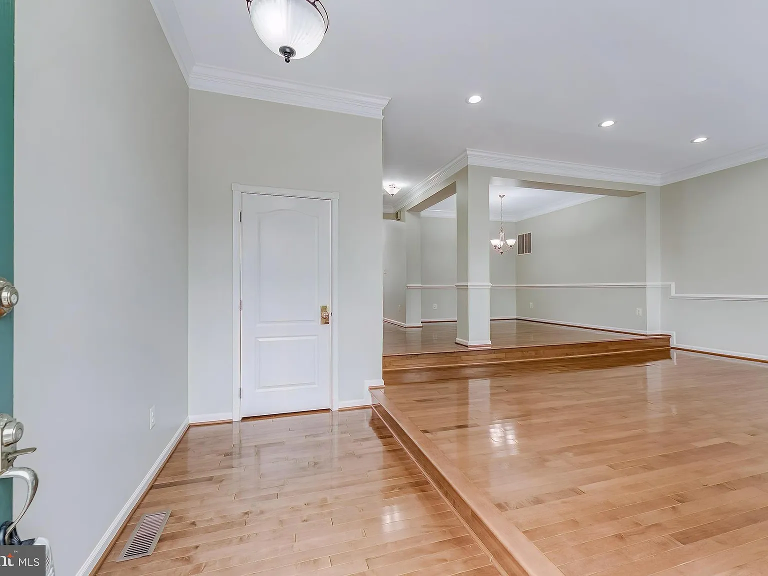 3 bed, 3.5 bath, 2728 sqft, $3,500 — Photo 2
