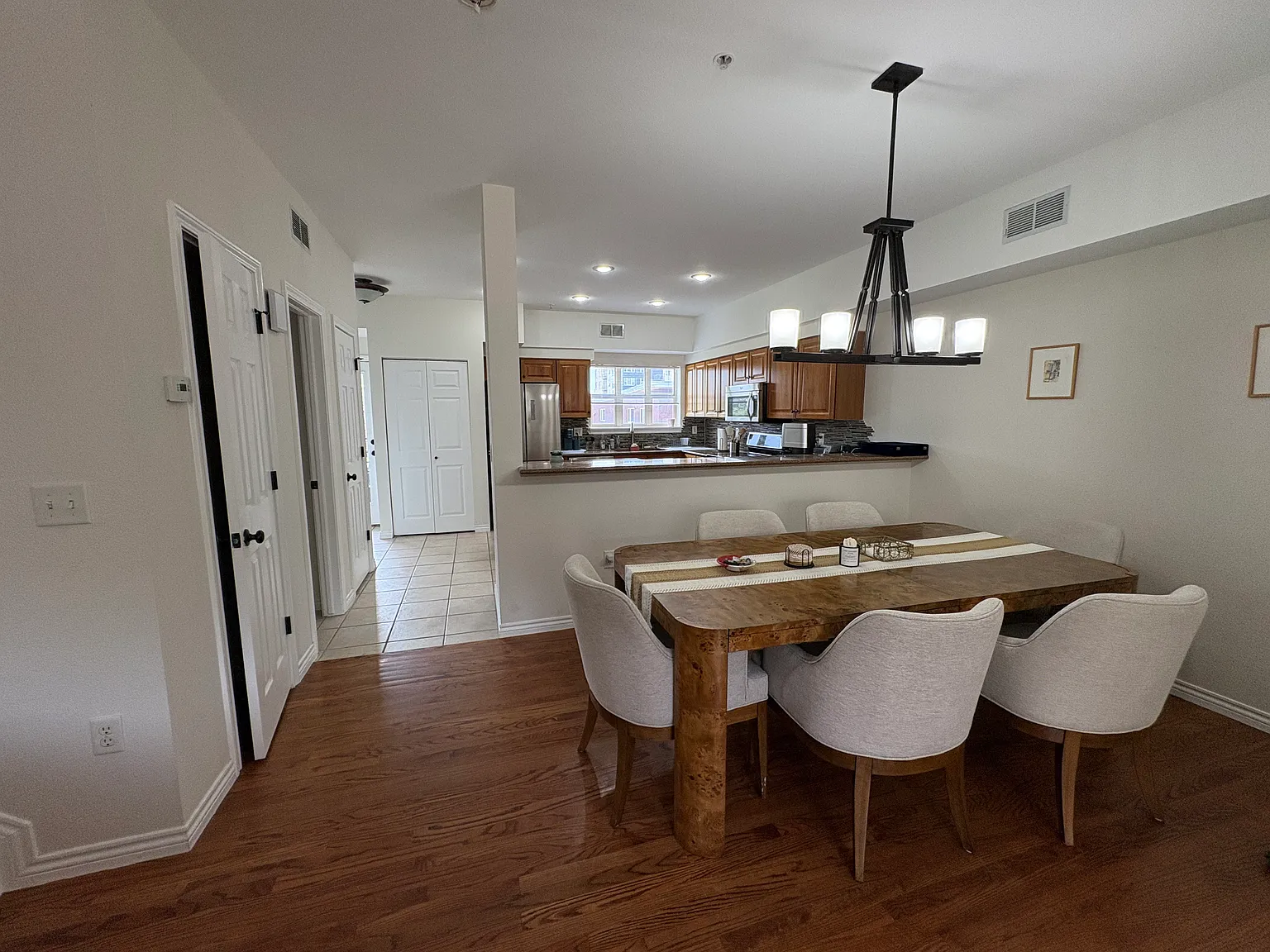 3 bed, 2.5 bath, 1600 sqft, $2,000 — Photo 3