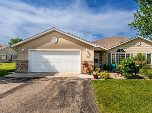 352 30th St N, Moorhead, MN 56560