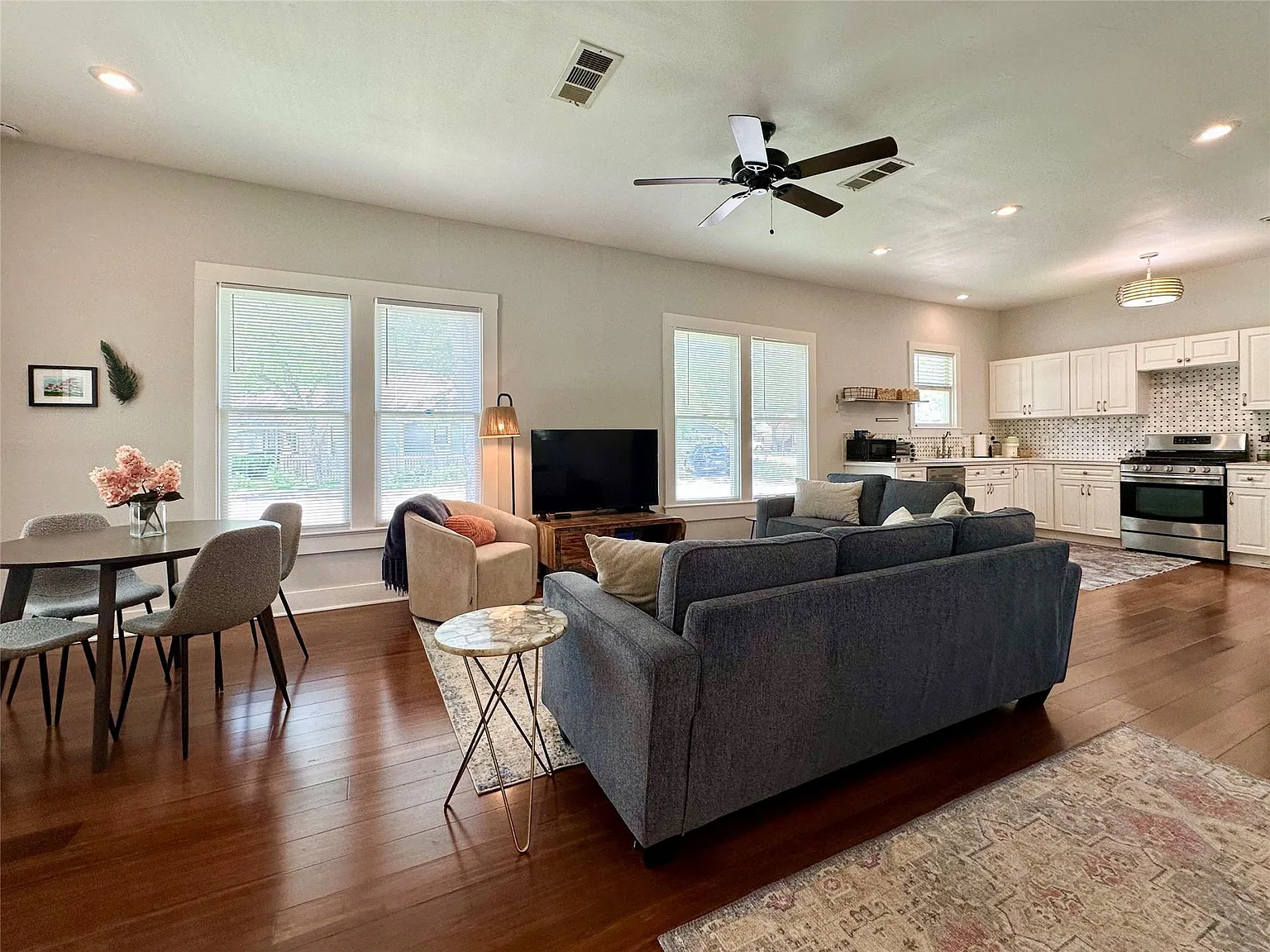 2 bed, 1.0 bath, 980 sqft, $1,950 — Photo 2