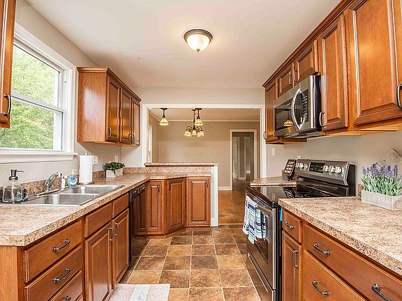 5th image of 202 Hermitage Dr