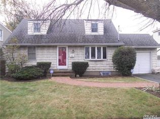 Steamboat Rd, Great Neck, NY 11024