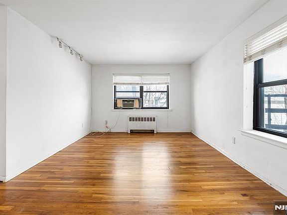 5th image of 130 Orient Way APT 4H