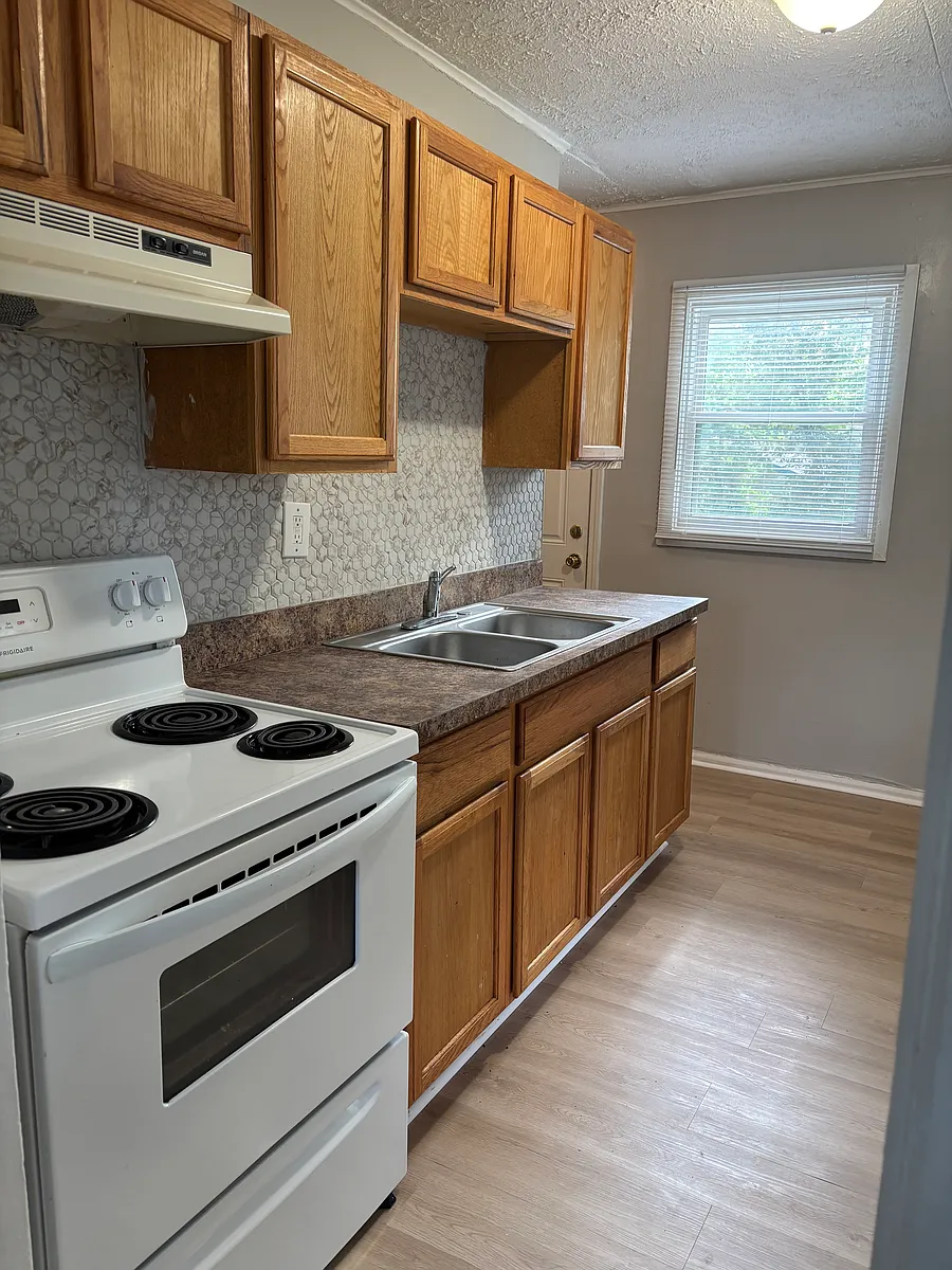 Building Photo - 903 S 45th St