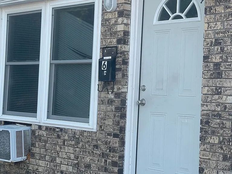 152 E Vienna St — Photo 2