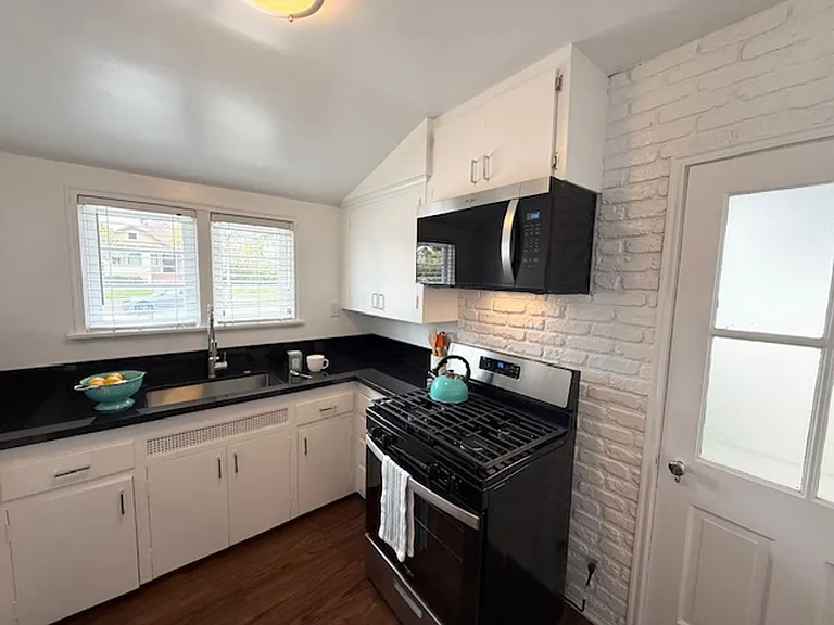 Bungalow - 1 bedroom + Office = natural wood floors, mini split a/c , new appliances, private pat... — Photo 11