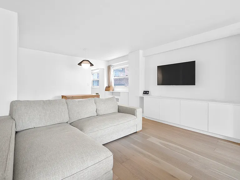 142 E 16th St #11G — Photo 8