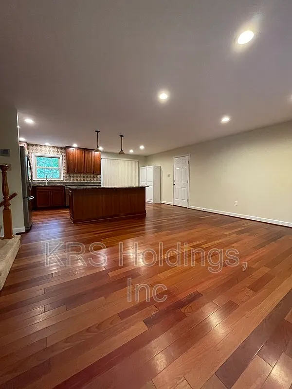 3 bed, 2.0 bath, 1600 sqft, $3,700 — Photo 4