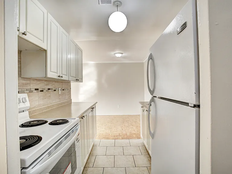 2503 Hurontario St — Photo 19