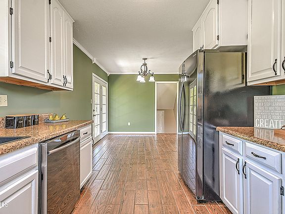 3rd image of 163 Valleyview St
