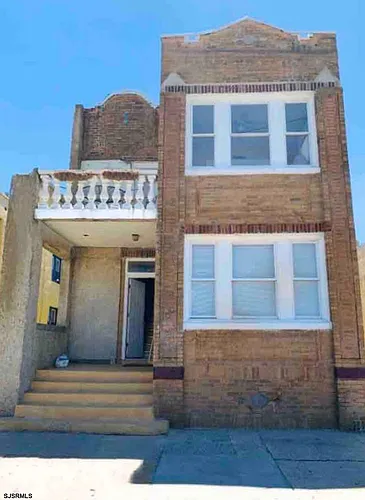 122 Dewey Pl Photo 1
